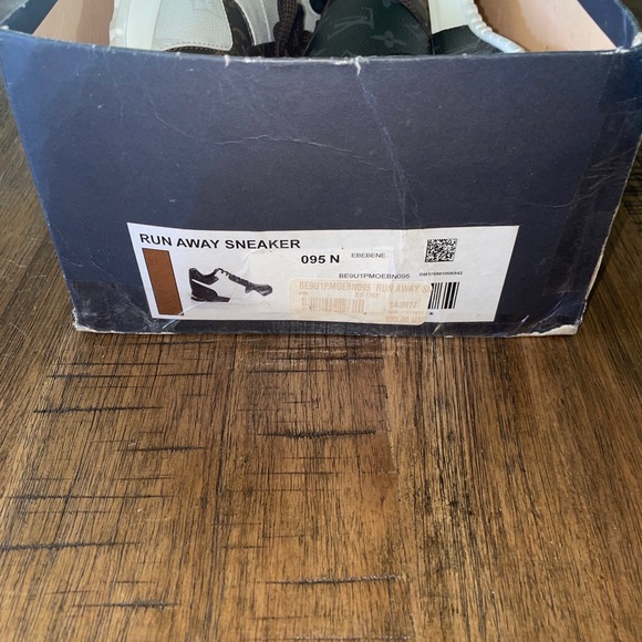 Size 10.5 (US) • Louis Vuitton Monogram Run Away Sneaker • VNDS • Pre-Owned. • - Picture 13 of 16